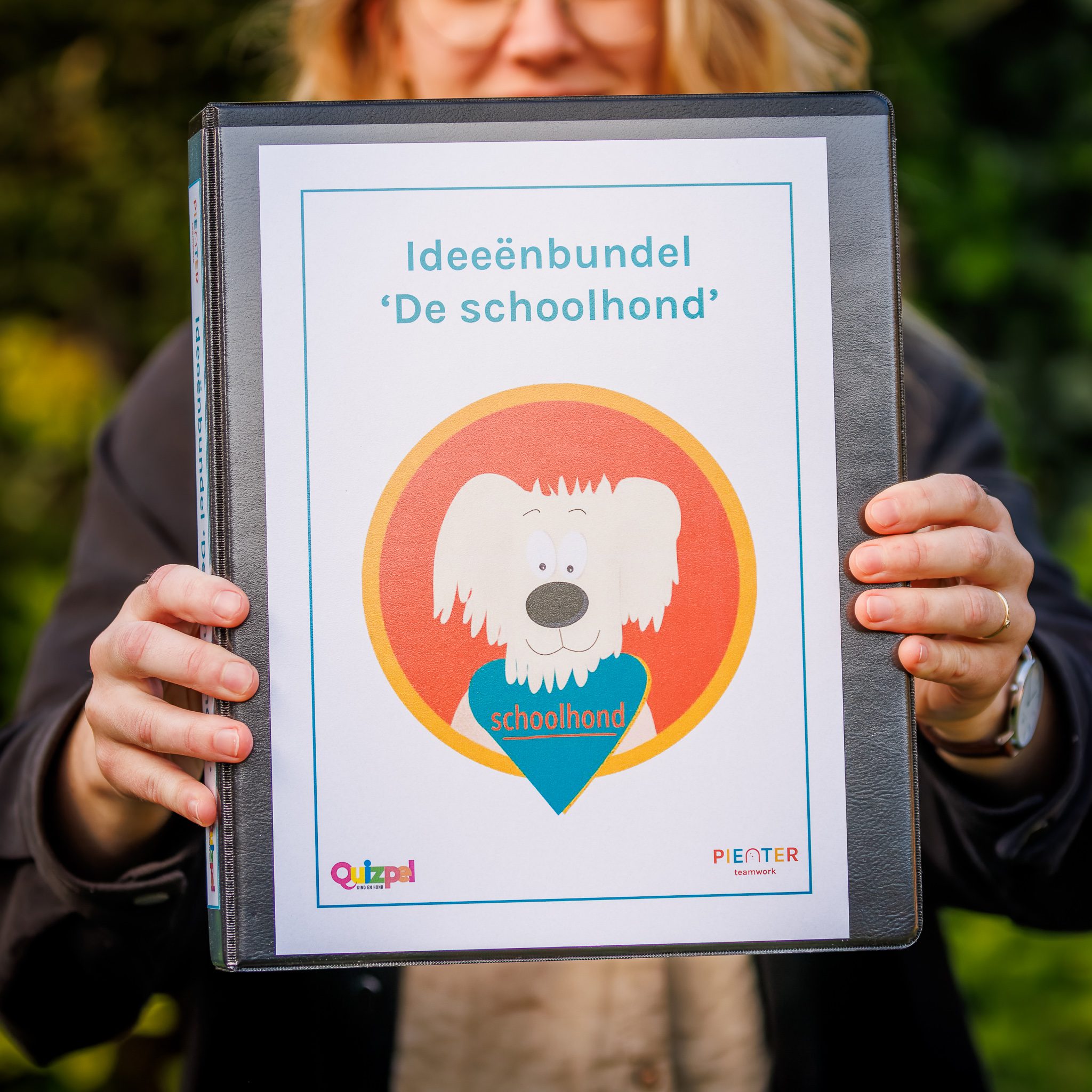 map met 120 uitgewerkte oefeningen voor een schoolhond